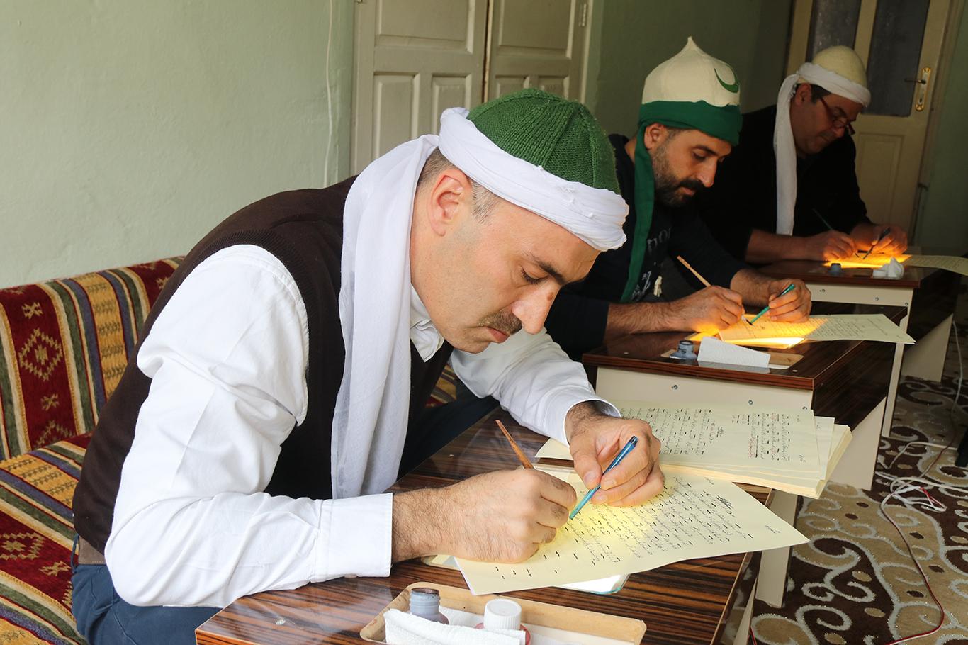 Risaleleri Osmanlıca yazarak gelecek nesillere aktarmak istiyorlar Risaleleri Osmanlıca yazarak gelecek nesillere aktarmak istiyorlar